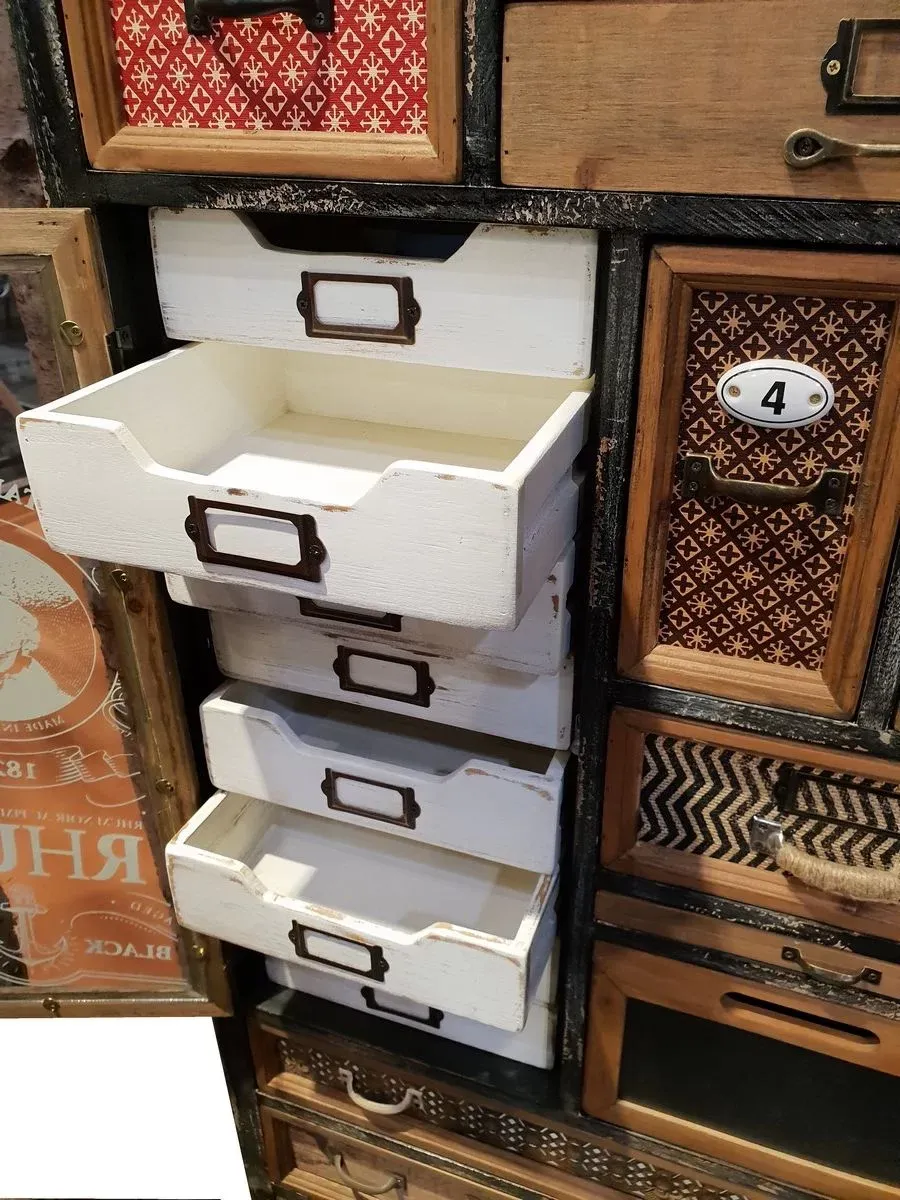 ARMOIRE DECO 19 TIROIRS 1 PORTE VITREE EN BOIS DIMENSIONS 135 X 63 X 32 CM – Image 4